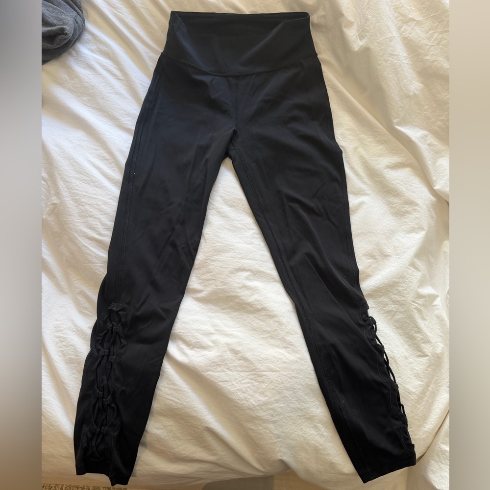lululemon leggings with mesh leg detail- size 6. Very good condition.